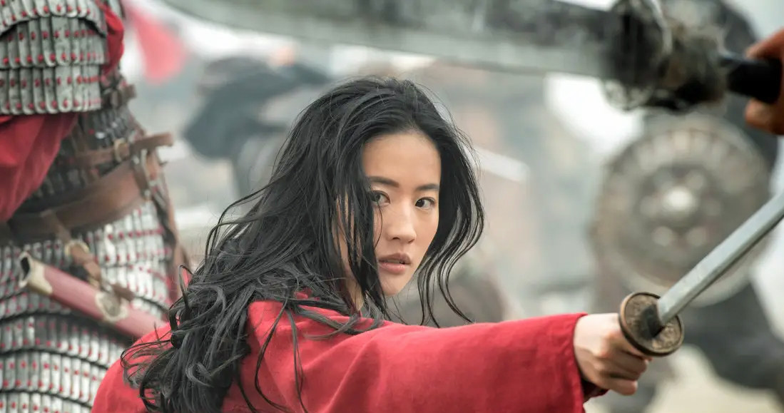 Nie milkną echa decyzji studia Disneya, na mocy której fabularna wersja animowanego hitu sprzed lat, film "Mulan", nie trafi do kin, a zadebiutuje od razu na serwisie streamingowym Disney+. Stanie się tak w krajach, w których serwis ten jest dostępny. Wśród nich nie ma Polski. Wiele wskazuje więc na to, że "Mulan" trafi do polskich kin tak jak pierwotnie planowano.