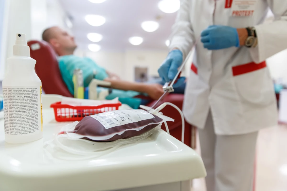 Wakacje to najtrudniejszy okres dla publicznej służby krwi. W tym czasie zapasy krwi i jej składników w Polsce drastycznie maleją, a jest ona szczególnie potrzebna. Stąd apel do krwiodawców: oddaj krew przed wyjazdem na wakacje!  