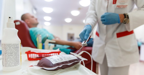 Wakacje to najtrudniejszy okres dla publicznej służby krwi. W tym czasie zapasy krwi i jej składników w Polsce drastycznie maleją, a jest ona szczególnie potrzebna. Stąd apel do krwiodawców: oddaj krew przed wyjazdem na wakacje!  