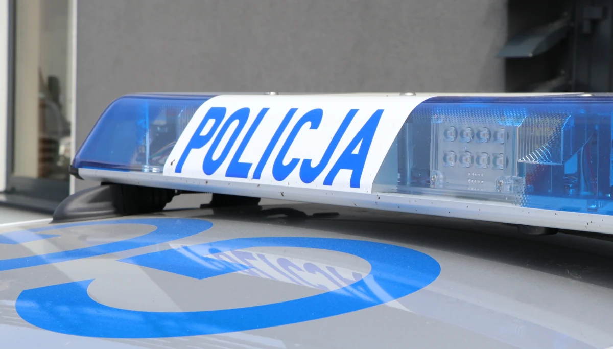 Dwóch policjantów potrącił kierowca, który nie chciał poddać się kontroli. Do tego zdarzenia doszło w jednym z komisów samochodowych na warszawskiej Pradze. 