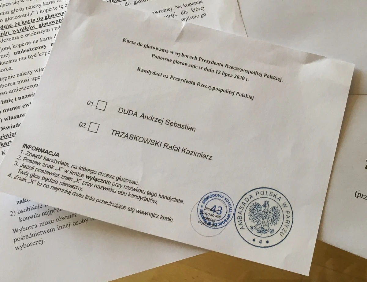 Niecałe pięć dni pozostało Polakom mieszkającym w Wielkiej Brytanii na odesłanie pakietów wyborczych do konsulatów. Na Wyspach mogą głosować wyłącznie korespondencyjnie. Podczas pierwszej tury ponad 15 tys. takich przesyłek nie powróciło do konsulatów. W internecie roi się od teorii spiskowych. My przyglądamy się faktom. 