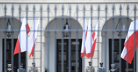 Obserwując obu kandydatów do prezydentury można wyrobić sobie absolutnie fałszywe pojęcie o tym, jaką rolę sprawuje w Polsce głowa państwa. Wyborcy utwierdzani są w przekonaniu, że Prezydent jest skrzyżowaniem monarchy ze Świętym Mikołajem, zupełnie tak, jakby możliwości określał on sam, a nie Konstytucja.
