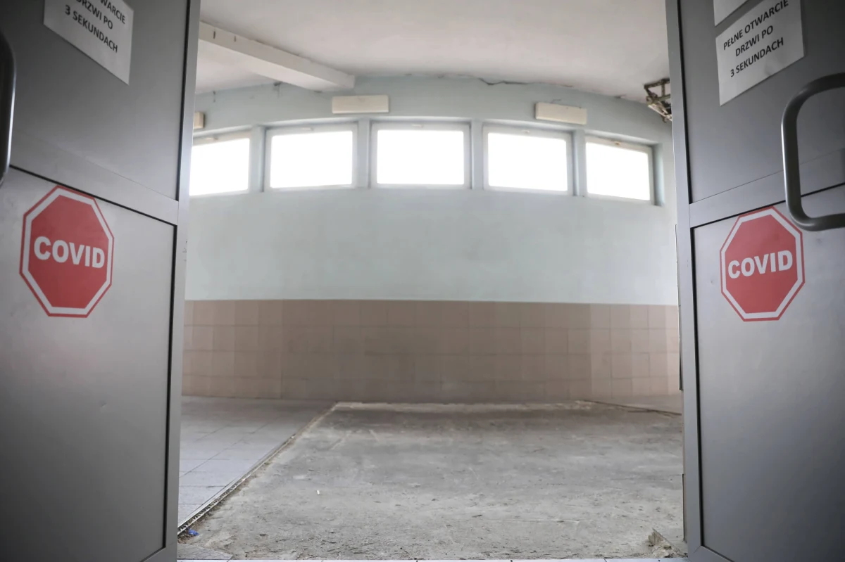 Małopolskie szpitale nie mają problemów finansowych z powodu pandemii koronawirusa - twierdzi Narodowy Fundusz Zdrowia. To nieprawda - odpowiada dyrektor jednego ze szpitali w Krakowie. 