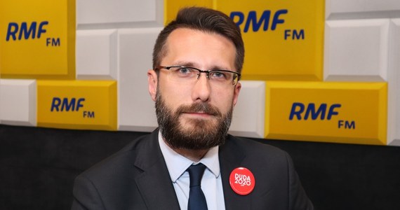 "Te wydarzenia, które są organizowane przez komitet wyborczy, jeżeli w nich bierze udział również pan premier, nie jako premier rządu RP, tylko jako Mateusz Morawiecki, członek partii Prawo i Sprawiedliwość, one oczywiście będą włączone w sprawozdanie finansowe. Jeżeli wręcza promesy dla samorządów, które są promesami dotyczącymi dofinansowania przez rząd, to wtedy są to obowiązki premierowskie" - stwierdził w Popołudniowej rozmowie w RMF FM wicerzecznik Prawa i Sprawiedliwości Radosław Fogiel, pytany o ostatnią aktywność premiera Mateusza Morawieckiego i jego zaangażowanie w kampanię wyborczą Andrzeja Dudy. "Żadnych działań premierowskich w rozliczeniu kampanii nie będzie. Będą tylko działania komitetu wyborczego. Tak jest zawsze" - dodał.