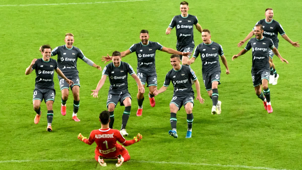 Piłkarze Lechii Gdańsk awansowali do finału Pucharu Polski. W półfinale pokonali na wyjeździe Lecha Poznań w serii rzutów karnych 4-3. W regulaminowym czasie gry i po dogrywce był remis 1:1. W finale 24 lipca w Lublinie obrońcy trofeum zmierzą się z Cracovią.