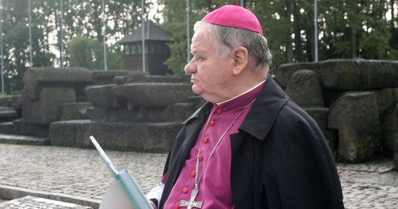 ​Watykan zlecił dochodzenie ws. biskupa Tadeusza Rakoczego w związku z tuszowaniem pedofilii w Kościele - informuje "Gazeta Wyborcza". Doniesienia złożono także na innych hierarchów.