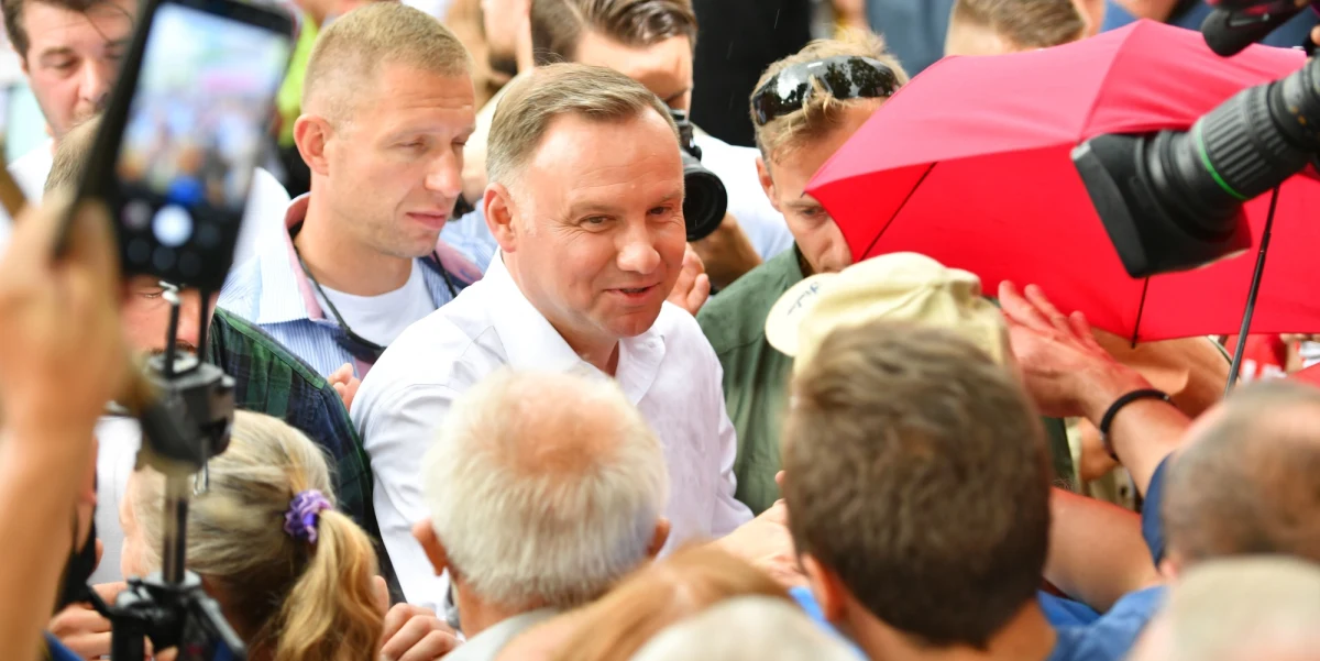 "Tego nie znajdziecie w oficjalnym biogramie. W 2003 r. Okręgowa Rada Adwokacka w Krakowie uznała, że Andrzej Duda nie nadaje się na aplikanta, bo m.in. fatalnie zdał egzamin. Obecny prezydent przekonywał, że ta decyzja jest niekonstytucyjna. I pomylił przepisy" - donosi dzisiejsza "Gazeta Wyborcza", która - jak czytamy - dotarła do uchwały Prezydium Naczelnej Rady Adwokackiej z 14 września 2004 ws. Andrzeja Dudy, "32-letniego wtedy magistra prawa, który chciał zostać adwokatem".