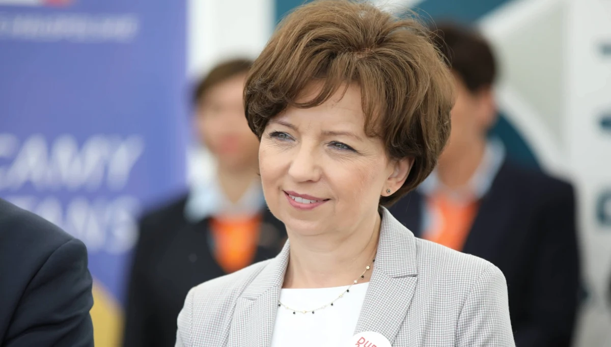 ​Zamieszanie wokół sprawy zasiłku opiekuńczego, wprowadzonego w związku z epidemią koronawirusa w Polsce. Choć minister Marlena Maląg jeszcze rano ogłaszała, że świadczenie dla rodziców dzieci do lat 8 nie zostanie przedłużony, to resort bardzo szybko zmienił zdanie.