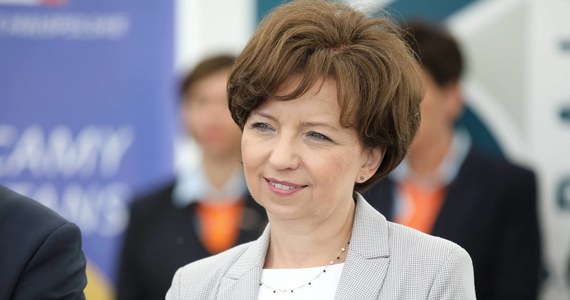 ​Zamieszanie wokół sprawy zasiłku opiekuńczego, wprowadzonego w związku z epidemią koronawirusa w Polsce. Choć minister Marlena Maląg jeszcze rano ogłaszała, że świadczenie dla rodziców dzieci do lat 8 nie zostanie przedłużony, to resort bardzo szybko zmienił zdanie.