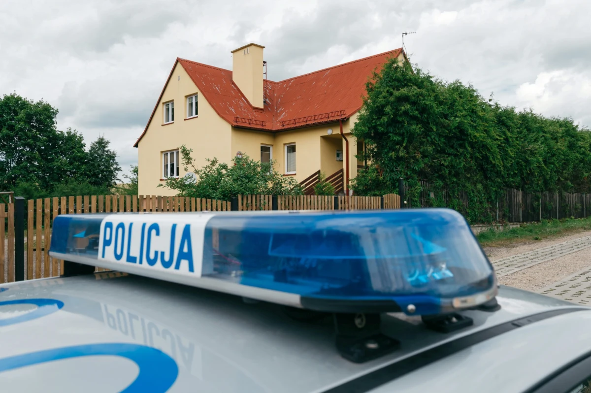 Tragedia w gminie Czarne w powiecie człuchowskim na Pomorzu. W nocy mąż zastrzelił żonę, następnie popełnił samobójstwo - dowiedział się nieoficjalnie reporter RMF FM.W tym czasie w domu było dwoje dzieci. Nic im się nie stało. Do zdarzenie doszło w domu jednorodzinnym, w niewielkiej miejscowości.