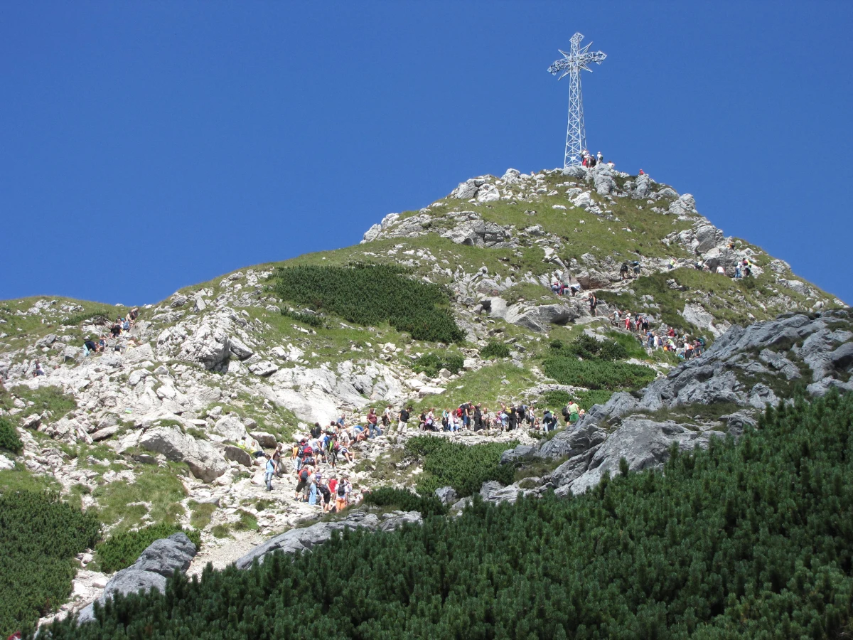Na krzyżu na Giewoncie w Tatrach zawisł nielegalnie baner wyborczy Andrzeja Dudy. W czwartek na szczycie pojawiły się służby Tatrzańskiego Park Narodowego (TPN), ale nie było już śladu po wyborczym banerze – powiedziała Paulina Kołodziejska z TPN.