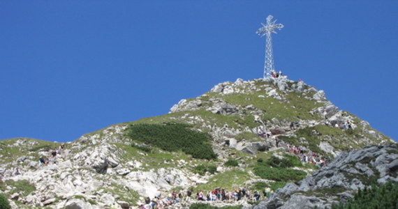 Na krzyżu na Giewoncie w Tatrach zawisł nielegalnie baner wyborczy Andrzeja Dudy. W czwartek na szczycie pojawiły się służby Tatrzańskiego Park Narodowego (TPN), ale nie było już śladu po wyborczym banerze – powiedziała Paulina Kołodziejska z TPN.