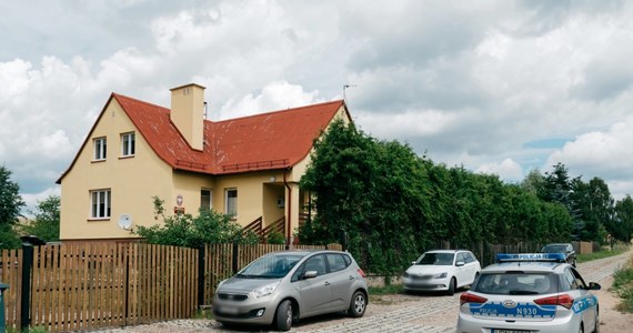 Jest śledztwo w sprawie tragedii, do której w czwartek rano doszło w jednej z miejscowości w gminie Czarne na Pomorzu. Prokuratura potwierdziła tym samym wcześniejsze doniesienia reportera RMF FM. W domu jednorodzinnym mężczyzna zastrzelił swoją żonę, a potem popełnił samobójstwo. 