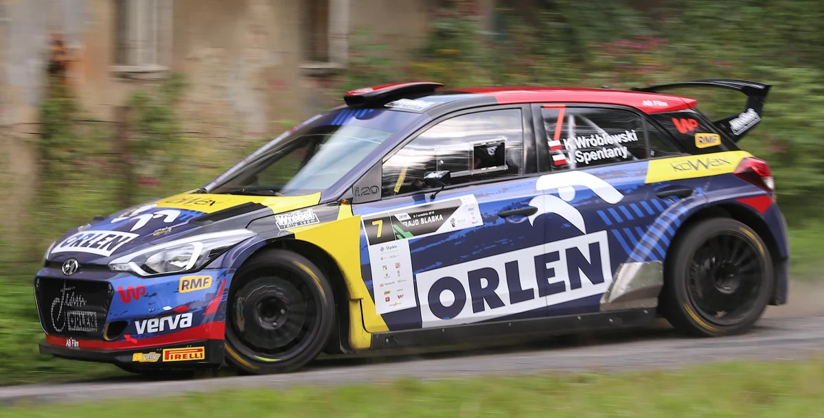 Już 9 miesięcy trwa przerwa w Rajdowych Samochodowych Mistrzostwach Polski. Ostatnią z rund poprzedniego sezonu rozegrano 6 października 2019 roku na Dolnym Śląsku. Plany organizatorów tegorocznej edycji RSMP pokrzyżowała pandemia Covid-19. Rajdy mistrzowskiego szczebla nie zostały jeszcze w tym roku wznowione, bowiem obostrzenia sanitarno-epidemiologiczne wymusiły na organizatorach przełożenie Rajdu Świdnickiego oraz odwołanie rajdów Nadwiślańskiego i Polski. Zrezygnowano także z rundy na Litwie - Rajdu Żemajtija. 