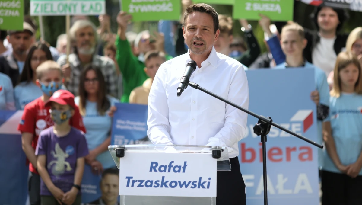 Byli premierzy: Marek Belka, Włodzimierz Cimoszewicz i Leszek Miller zaapelowali w czwartek o poparcie w wyborach prezydenckich kandydata KO Rafała Trzaskowskiego. "Tylko w ten sposób zapobiegniemy dalszej destrukcji naszego państwa i narodowej wspólnoty" - napisali we wspólnym oświadczeniu.