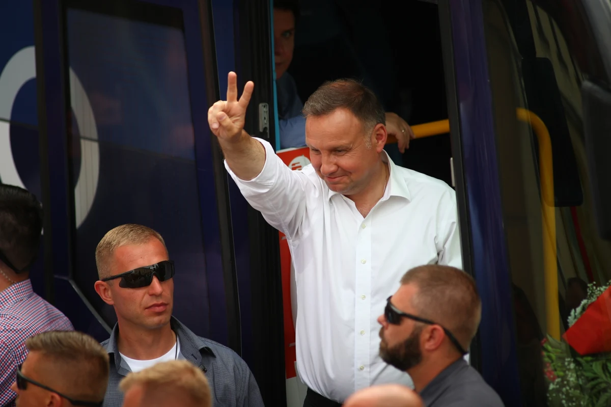Andrzej Duda jest kandydatem Prawa i Sprawiedliwości w wyborach prezydenckich w 2020. To polityk, który sprawował tę funkcję przez 5 ostatnich lat. W 2015 roku pokonał w głosowaniu Bronisława Komorowskiego. 28 czerwca 2020 roku w I turze wyborów prezydenckich uzyskał najwięcej głosów - 43,5 proc. To jednak nie wystarczyło, by wygrał wybory i 12 lipca w II turze wyborów prezydenckich zmierzy się z kandydatem Koalicji Obywatelskiej Rafałem Trzaskowskim.