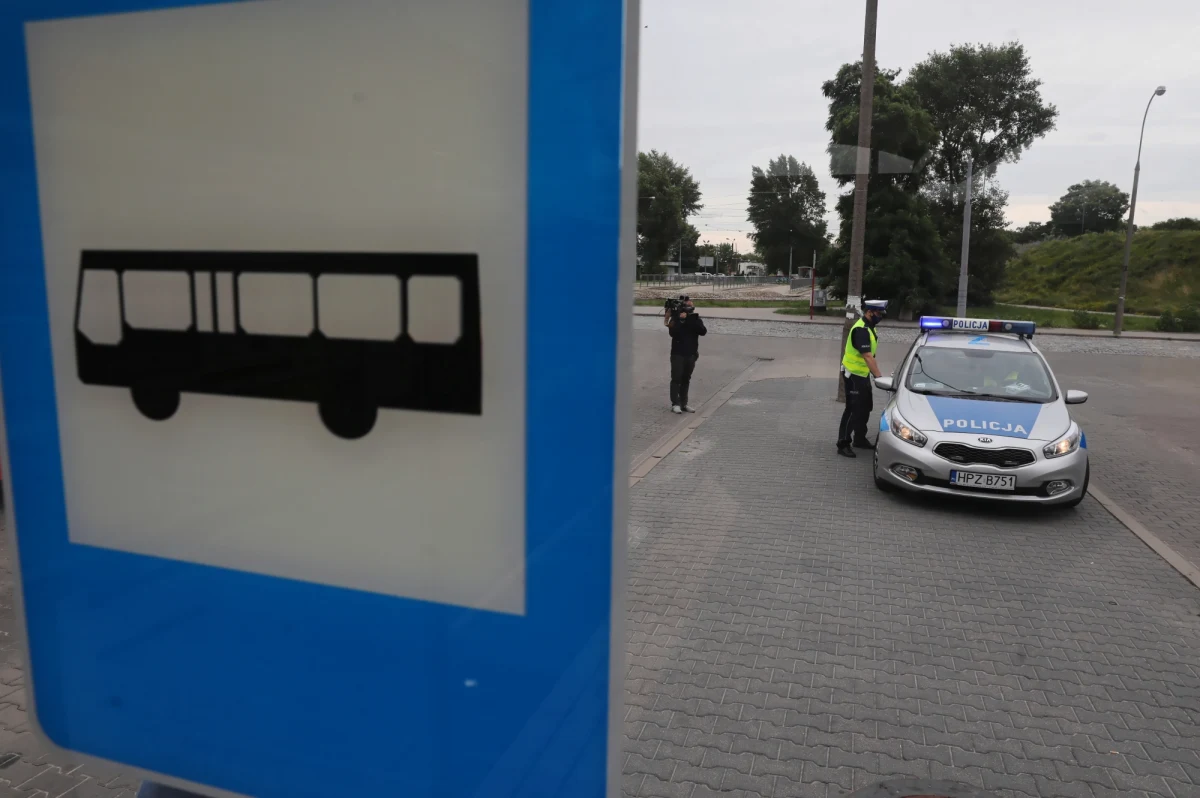 Firmy komunikacyjne twierdzą, że od roku nie mogą doprosić się uregulowania prawnego kwestii wyrywkowych badań kierowców miejskich autobusów na trzeźwość. Urząd Ochrony Danych Osobowych, rok temu uznał, że nie pozwala na to artykuł 17 Ustawy o wychowaniu w trzeźwości. Dane z badań alkomatem zakwalifikował jako dane o stanie zdrowia, których pracodawcom przechowywać, ani przetwarzać nie wolno. Od tego momentu zaczęły się problemy. 