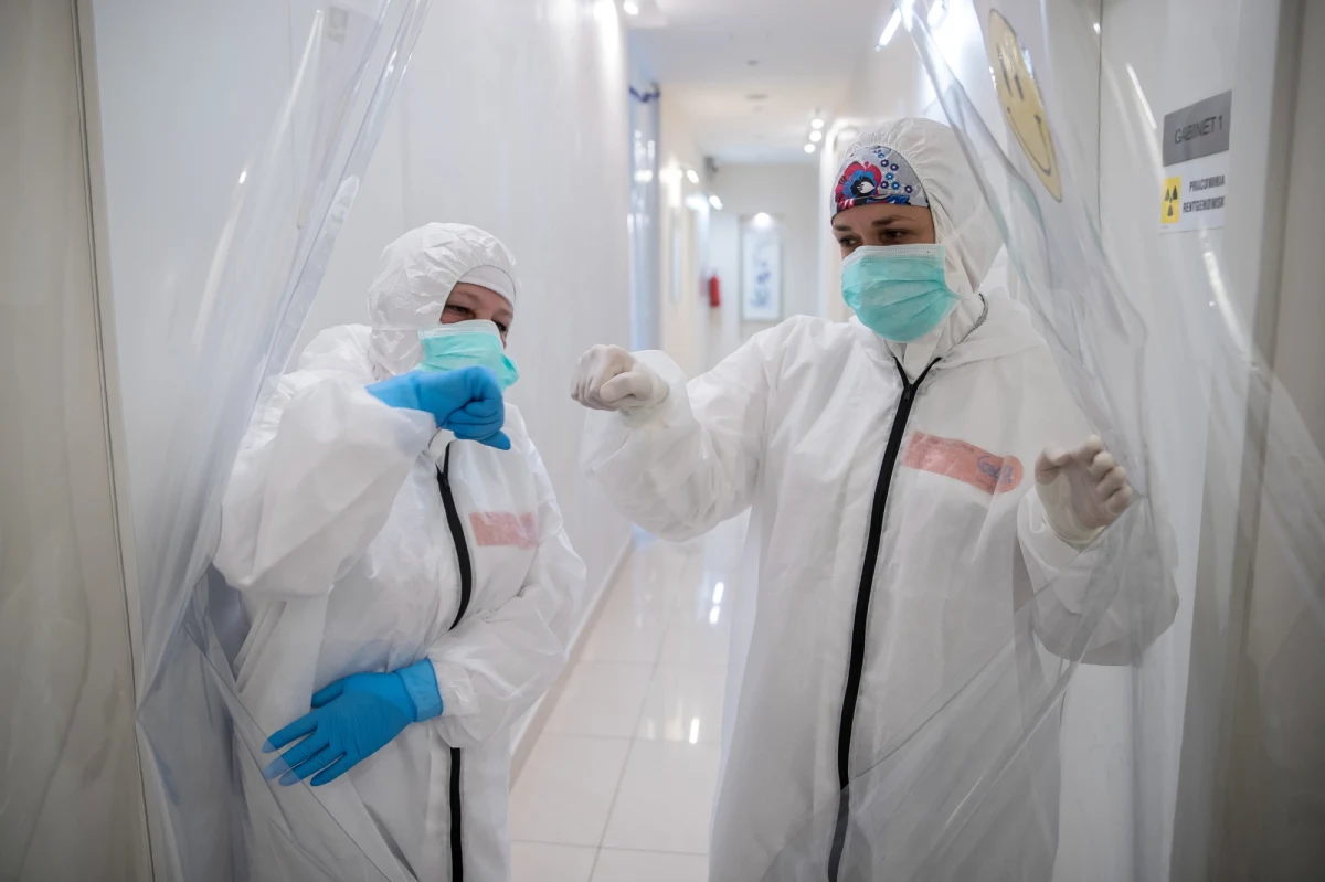 Przedstawiciele trzech ośrodków naukowych z województw śląskiego i opolskiego sprawdzą czy pracownicy służby zdrowia, na co dzień stykający się z zakażonymi koronawirusem, wykształcili odporność na SARS-CoV-2. Sprawdzą też, jaki wpływ na ryzyko zakażenia ma stan zdrowia i styl życia.