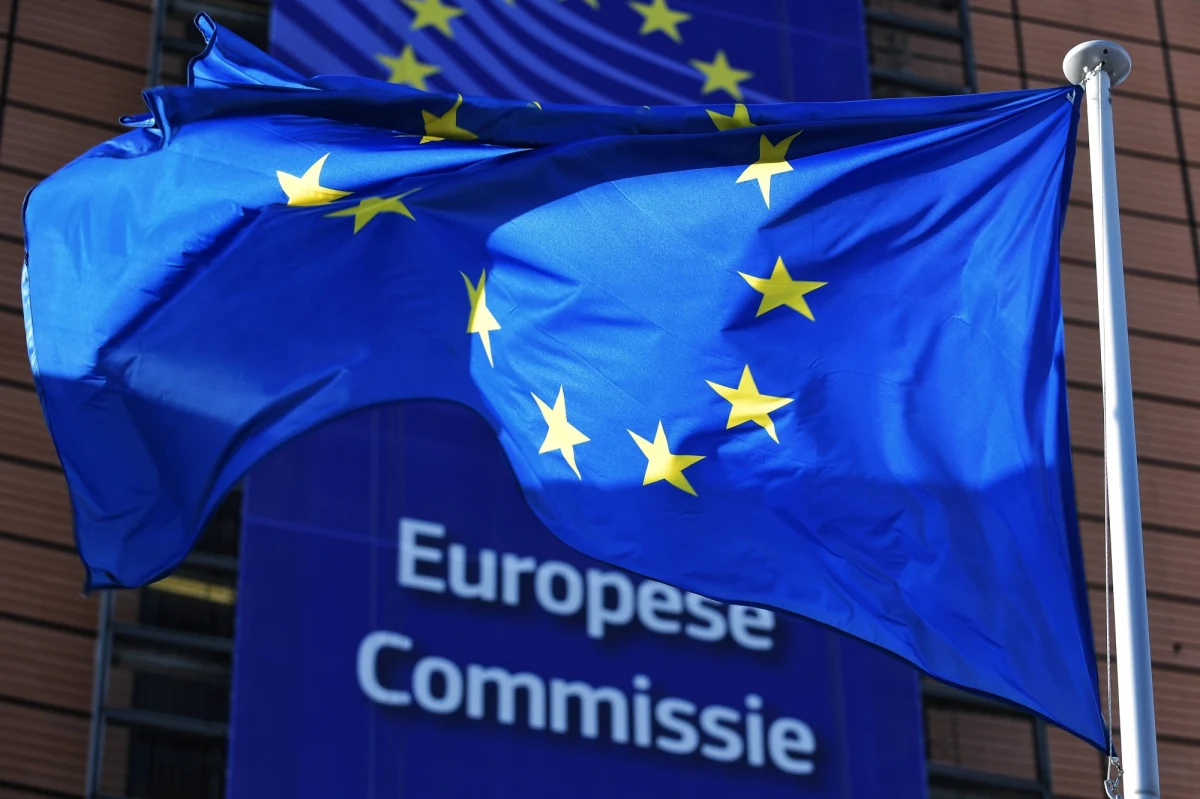 Największe frakcje Parlamentu Europejskiego zapowiedziały, że nie poprą nowego unijnego budżetu na lata 2021 - 2027, jeżeli nie będzie w nim twardego zapisu o uwarunkowaniu wydatkowania unijnych pieniędzy od przestrzegania zasad praworządności. Zapowiedź pojawiła się dzień przed ogłoszeniem przez szefa Rady Europejskiej nowej propozycji budżetowej. Będzie ona podstawą do negocjacji unijnych przywódców na szczycie UE w przyszłym tygodniu. 