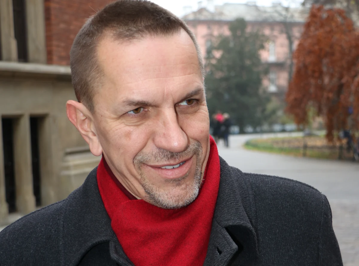 „Oczywiście, jak są duże różnice to sondaże nie pozostawiają wątpliwości, natomiast im bardziej walka jest wyrównana, tym mniejszy ma sens patrzenie co tam się dzieje. Sondaże pokazujące poparcie 49 do 48 należy rozumieć tak, że pierwszy kandydat ma poparcie gdzieś pomiędzy 51 a 45, a drugi gdzieś pomiędzy 50 a 44. To z grubsza oznacza, że mniej więcej jest szansa pół na pół, że któryś jest z przodu, a któryś z tyłu. Widzimy tyle, i to jest chyba ważne, że walka jest wyrównana. To znaczy, że ta strona, która się lepiej zmobilizuje, która jeszcze kogoś zaciągnie, przekona tych, którzy się wahają, wygra” – tak prof. Jarosław Flis odpowiedział w Porannej rozmowie w RMF FM czy przed II turą należy brać pod uwagę sondaże publikowane w ostatnim dniu kampanii.