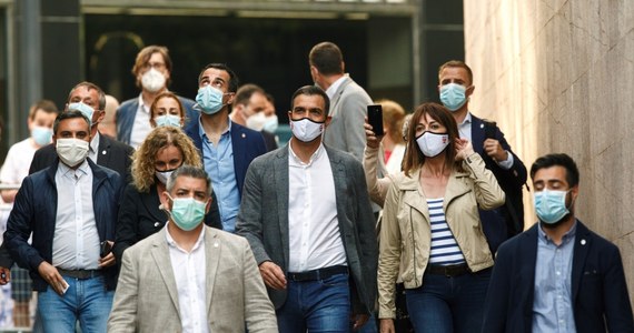 W Hiszpanii odnotowuje się coraz więcej nowych ognisk koronawirusa. Minister zdrowia Salvador Illa przyznał w czwartek, że sytuacja jest niepokojąca. Premier Pedro Sanchez zapowiedział zwołanie komitetu ekspertów, aby przeanalizować sytuację.
