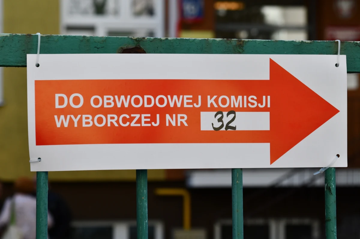 Wybory na prezydenta Polski 2020. W niedzielę lokale wyborcze będą otwarte od godz. 7 do 21; obowiązywać będą specjalne zasady sanitarne. W pierwszej kolejności obsługiwane będą osoby powyżej 60 lat, kobiety w ciąży, osoby z dzieckiem do 3 lat i niepełnosprawni.
