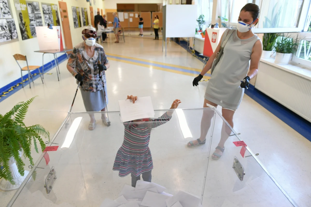 W kalendarzu piątek 10 lipca - a to oznacza, że już tylko dzisiaj możemy odebrać zaświadczenie o prawie do głosowania, które w najbliższą niedzielę umożliwi nam oddanie głosu w II turze wyborów prezydenckich w dowolnym miejscu w kraju lub za granicą. To ważny dokument zarówno dla tych, którzy 12 lipca będą chcieli zagłosować poza miejscem zamieszkania, jak i tych, którzy przed pierwszą turą wyborów dopisali się do spisu wyborców poza swoją gminą - bo np. wyjeżdżali na urlop - ale w drugiej turze chcą już zagłosować w swojej rodzinnej miejscowości.