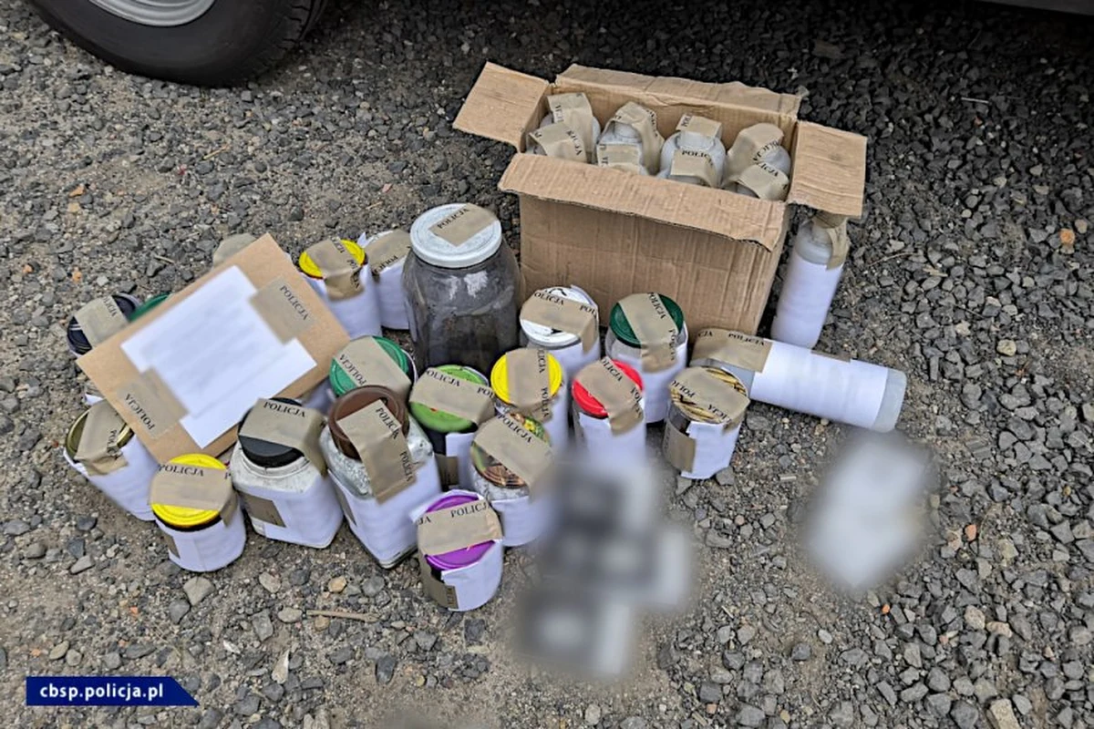 "Policjanci z Centralnego Biura Śledczego Policji przeprowadzili akcję na terenie 10 województw, podczas której zabezpieczyli m.in. 25 kg mieszanin wybuchowych oraz 1 litr płynnego materiału wybuchowego" - powiedział w piątek mł. asp. Paweł Żukiewicz z zespołu prasowego CBŚP.