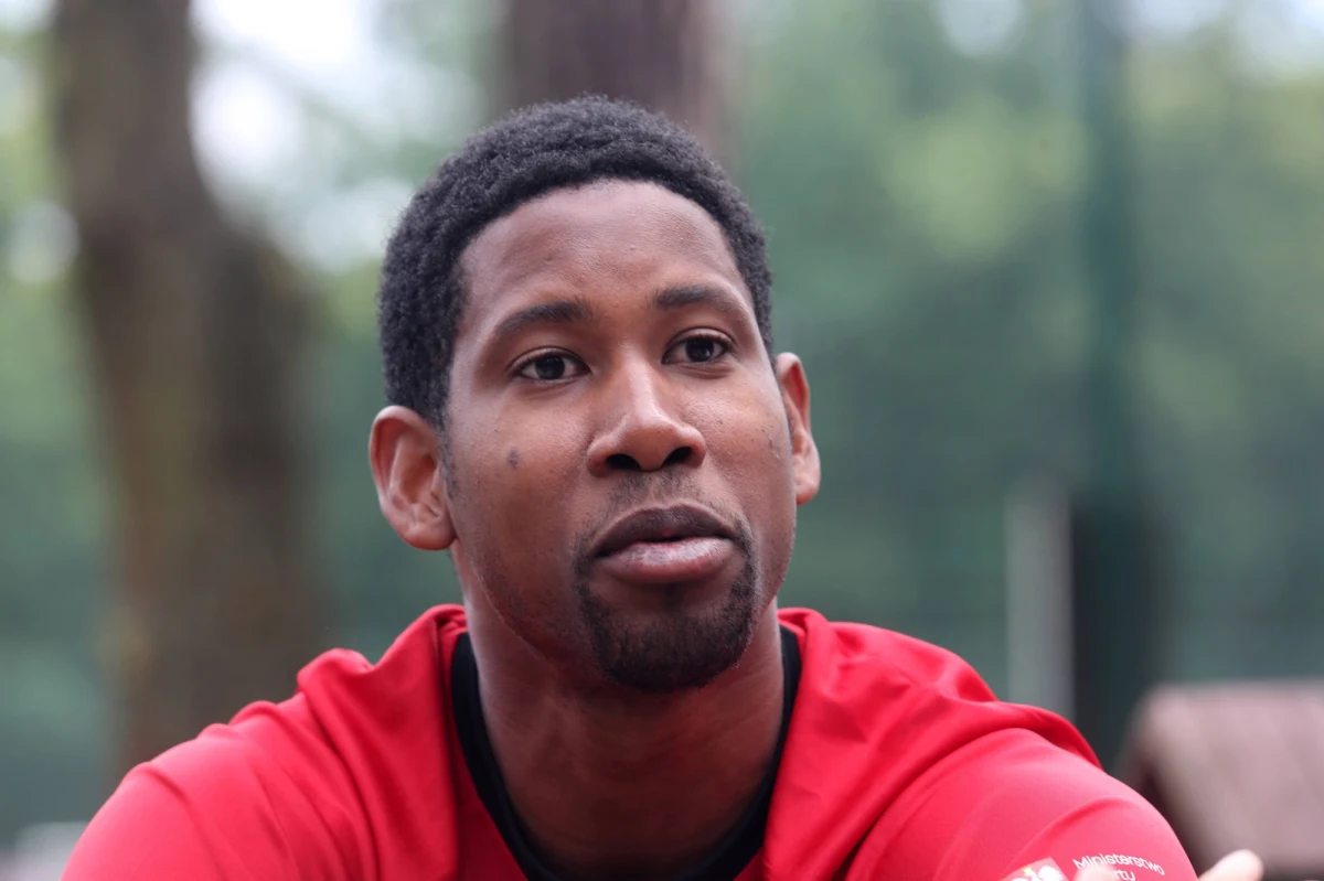 Siatkarze reprezentacji Polski nie marnują czasu: kadra trenuje w Spale pod czujnym okiem Vitala Heynena. Do dwóch sparingowych spotkań z Niemcami pozostały niespełna 2 tygodnie. Biało-czerwoni znaleźli jednak również czas na zabawę, a konkretnie… budowanie z plastikowych słomek skoczni narciarskiej!