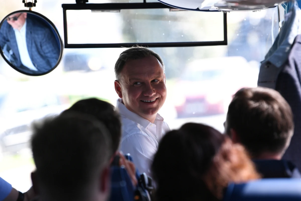 "Chcę, żeby polska rodzina zmierzała do poziomu zamożności takiego, jaki jest na zachodzie Europy" – mówił w piątek w Jaśle (Podkarpackie) prezydent Andrzej Duda. Podkreślił, że młodzi ludzie przestaną wyjeżdżać z Polski, kiedy będą mieli takie same szanse, jak na Zachodzie.