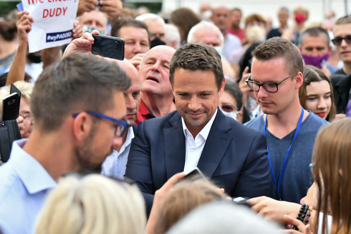 "Jestem absolutnie przekonany, że zwyciężymy, bo dawno nie było widać takiego pospolitego ruszenia" - mówił prezydencki kandydat Koalicji Obywatelskiej Rafał Trzaskowski w czasie spotkania z wyborcami w Obornikach Śląskich na Dolnym Śląsku. Podkreślał, że "albo teraz, albo nigdy, dlatego, że ten PiS-owski walec będzie próbował rozjechać wszystko (…)". Mówił również o prezesie Prawa i Sprawiedliwości Jarosławie Kaczyńskim, że "jest obrażony na połowę społeczeństwa" i że "chce nam zafundować dokręcanie śruby".