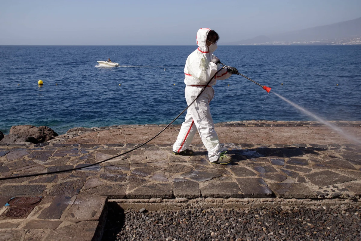 Hiszpańskie służby sanitarne potwierdziły obecność wirusa SARS-CoV-2 w cieku wodnym na terenie aglomeracji Madrytu. Zdaniem ekspertów koronawirus obecny w wodzie w dużych ilościach mógł doprowadzić do pojawienia się nowego ogniska infekcji.
