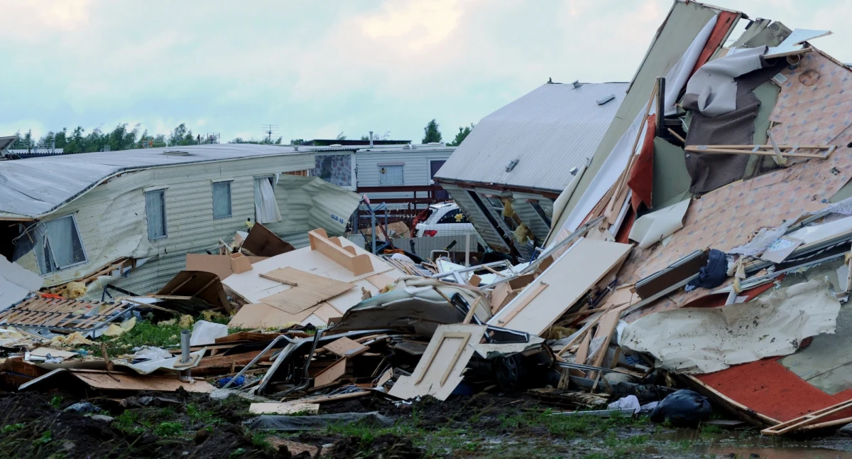 Trąba powietrzna przeszła nad Ustroniem Morskim w woj. zachodniopomorskim. Jak informują strażacy, 6 osób zostało rannych. Jest wśród nich 1 dziecko. 
