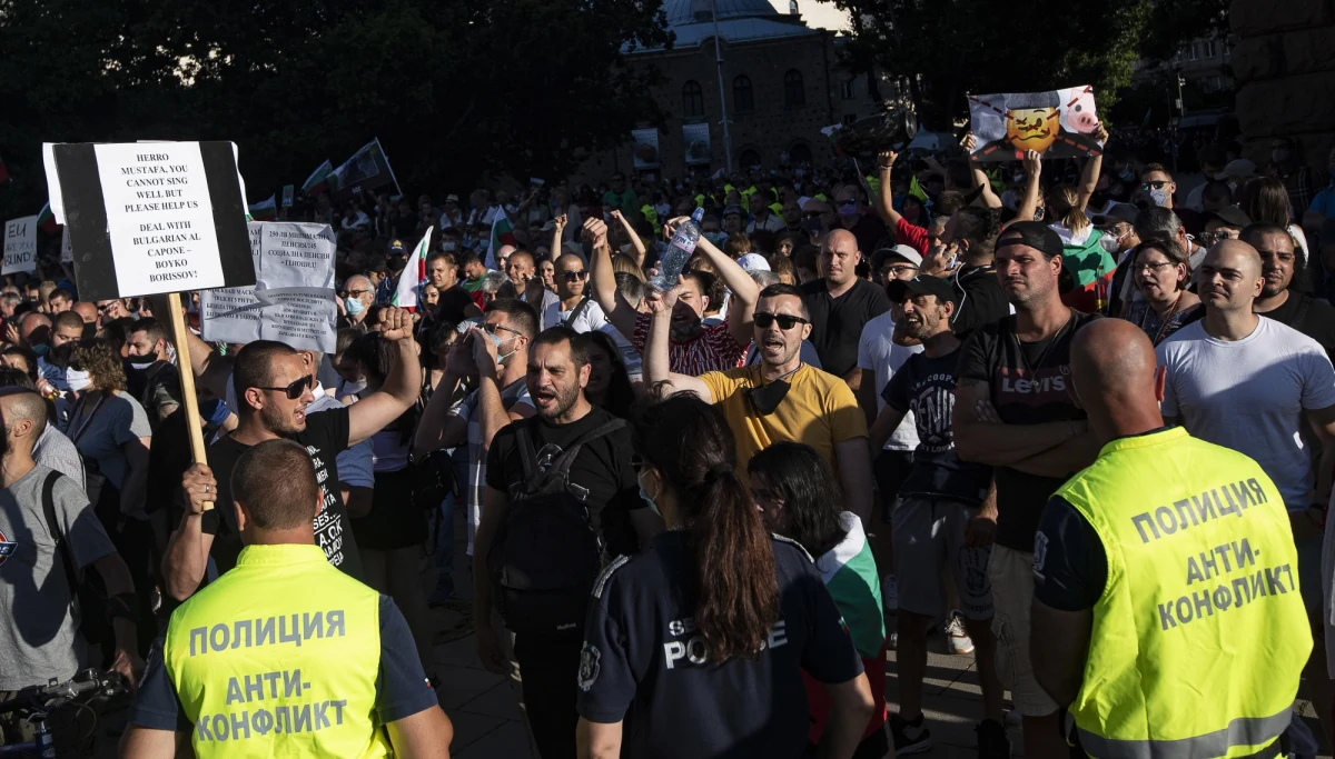 W nocy z piątku na sobotę w centrum Sofii doszło do eskalacji napięcia i starć między protestującymi przeciwnikami rządu i równocześnie zwolennikami prezydenta Rumena Radewa a policją.