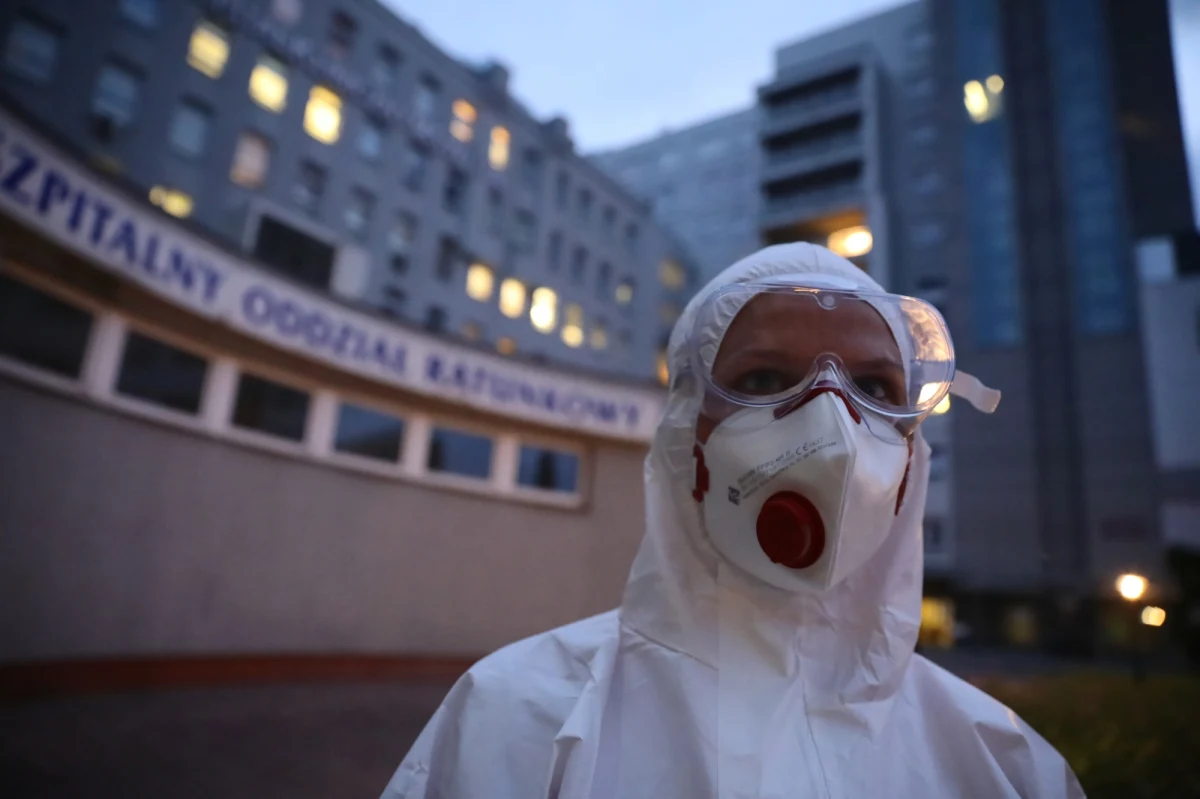 Mamy 305 nowych przypadków koronawirusa w Polsce - poinformowało dziś Ministerstwo Zdrowia. Resort podał też informację o śmierci sześciu pacjentów, którzy zachorowali na COVID-19.