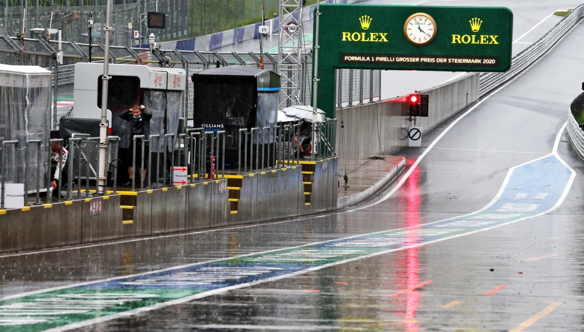 Ze względu na ulewny deszcz odwołano ostatni, trzeci trening przed niedzielnym wyścigiem o Grand Prix Styrii na torze w Spielbergu. Pod znakiem zapytania stoją kwalifikacje do drugiej rundy mistrzostw świata Formuły 1.