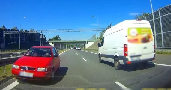 ​83-latek jechał pod prąd ekspresową drogą S1 w Bielsku-Białej - informuje dziennikarka RMF FM Anna Kropaczek. Policja zatrzymała mu prawo jazdy.