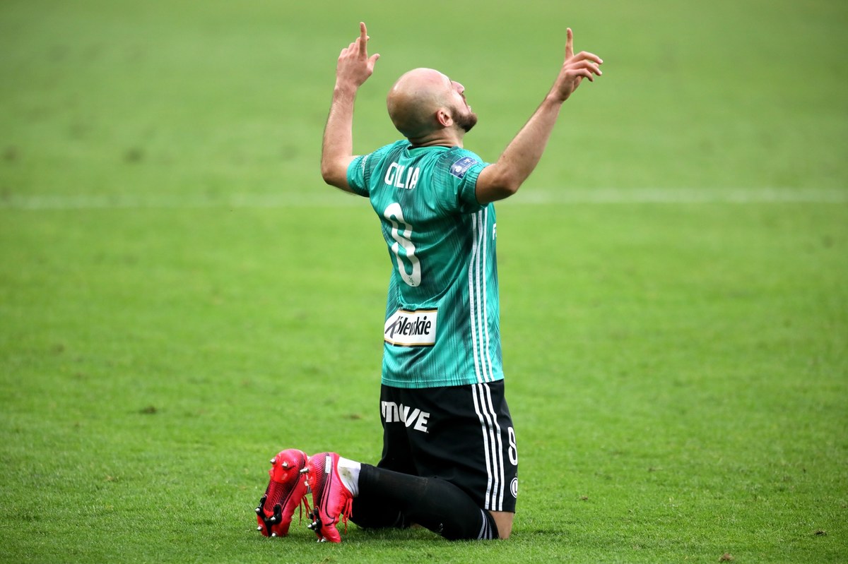 Legia Warszawa pokonała Cracovię Kraków 2:0 i zapewniła sobie tytuł piłkarskiego mistrza Polski. Oficjalna koronacja nowych mistrzów kraju odbędzie się po ostatniej, 37. kolejce ekstraklasy.