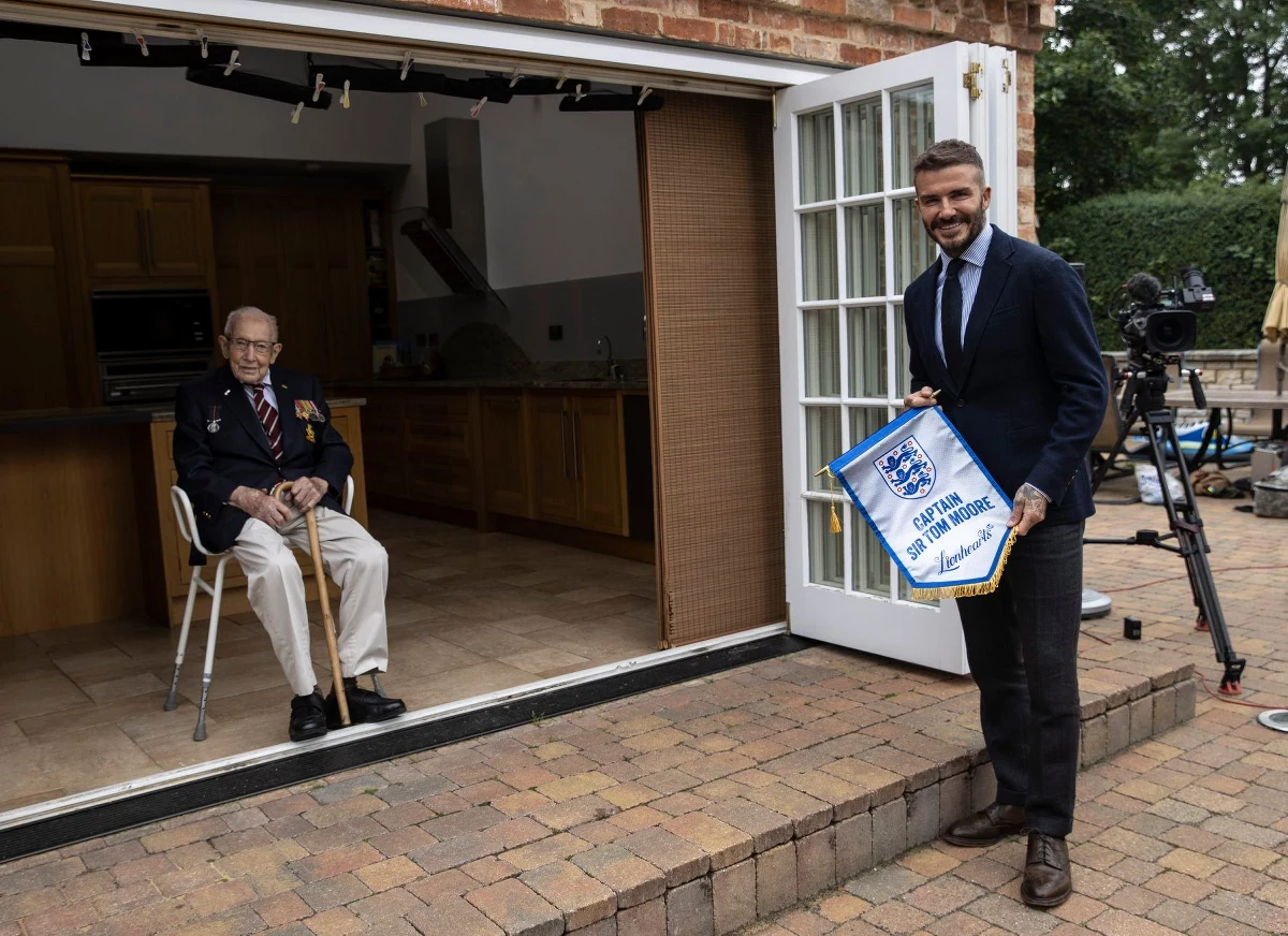 To było spotkanie dwóch wyjątkowych osobowości. David Beckham - legendarny piłkarz i długoletni kapitan reprezentacji Anglii - odwiedził sir Toma Moore'a w jego domu w Bedfordshire. Ten 100-letni weteran II wojny światowej stał się słynny za sprawą zbiórki na walkę z koronawirusem, której efekty okazały się spektakularne. Moore został w symboliczny sposób mianowany kapitanem drużyny 23 bohaterów, którzy wyróżnili się w czasach pandemii koronawirusa. 