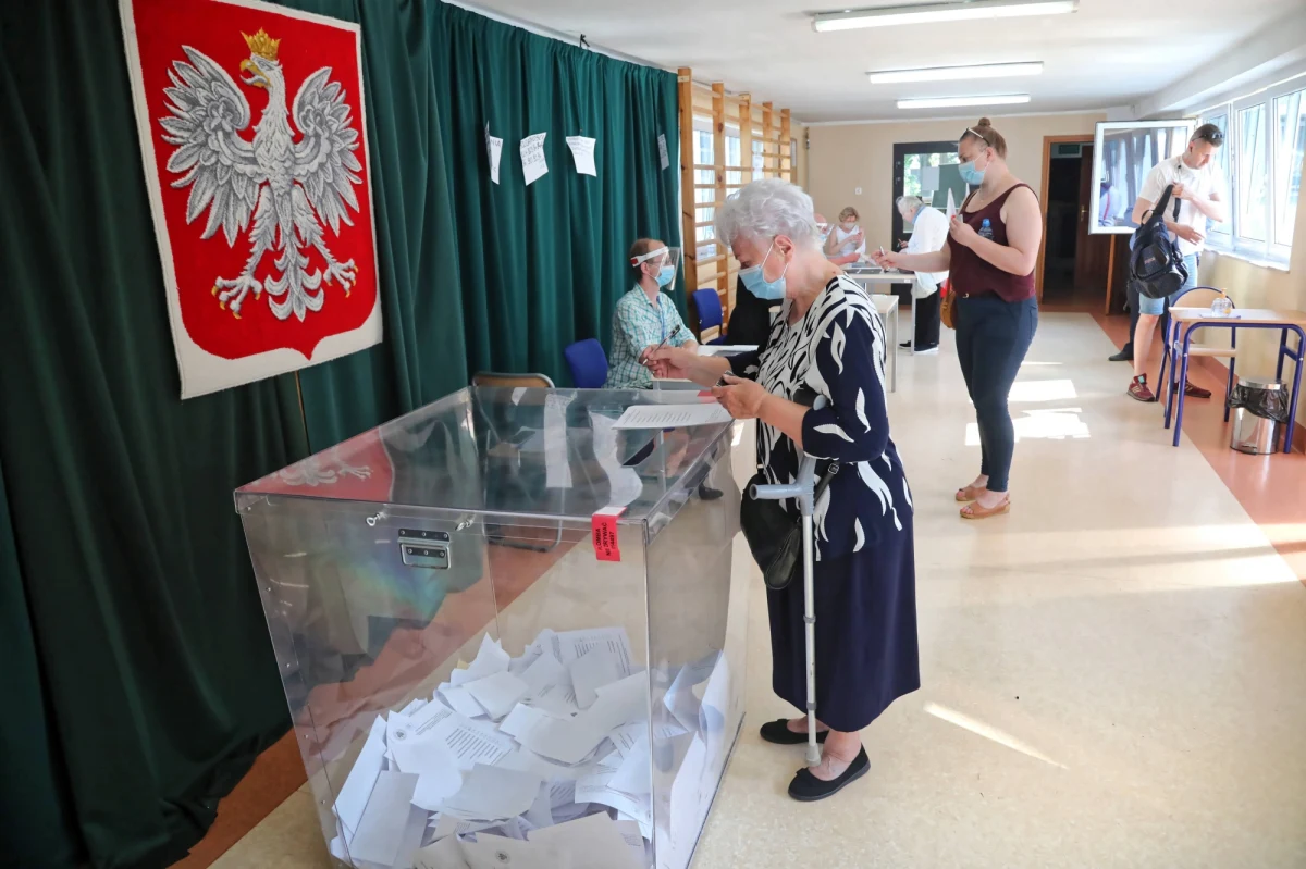 Do godz. 21 potrwa niedzielne głosowanie w drugiej turze wyborów prezydenckich. Aby oddać ważny głos, trzeba postawić znak X w kratce przy nazwisku tylko jednego kandydata. W lokalach wyborczych obowiązują specjalne zasady sanitarne. W pierwszej kolejności zagłosować mogą osoby starsze, niepełnosprawne oraz kobiety w ciąży. 