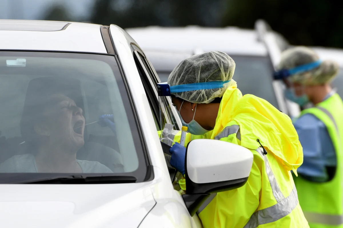 "Mamy 370 nowych przypadków zakażenia koronawirusem" - poinformowało Ministerstwo Zdrowia. Resort podał też informację o śmierci trzech kolejnych osób, które zmarły z powodu COVID-19. Co ciekawe, pierwszy raz od dawna największą liczbę nowych przypadków wykryto poza województwem śląskim.