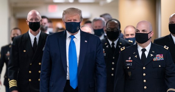 Prezydent Donald Trump, który od początku epidemii utrzymywał, że maseczki nie zapewniają wystarczającej ochrony, założył po raz pierwszy jedną z nich w sobotę podczas odwiedzin w szpitalu wojskowym Walter Reed National Military Center - podają media w USA.