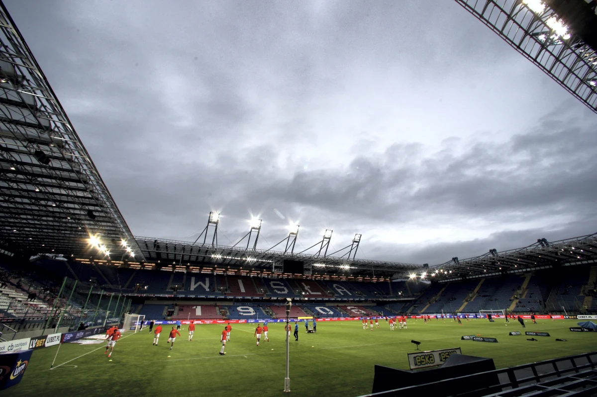 Prezes PZPN Zbigniew Boniek poinformował w niedzielę na Twitterze, że nowy sezon piłkarskiej ekstraklasy rozpocznie się 23 sierpnia. Dwa tygodnie wcześniej odbędzie się mecz o Superpuchar Polski.