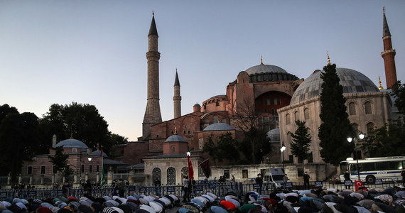 Papież Franciszek powiedział w niedzielę, że jest "bardzo zasmucony" decyzją o przekształceniu muzeum Hagia Sophia w meczet. Do decyzji władz Turcji odniósł się podczas spotkania z wiernymi na modlitwie Anioł Pański.