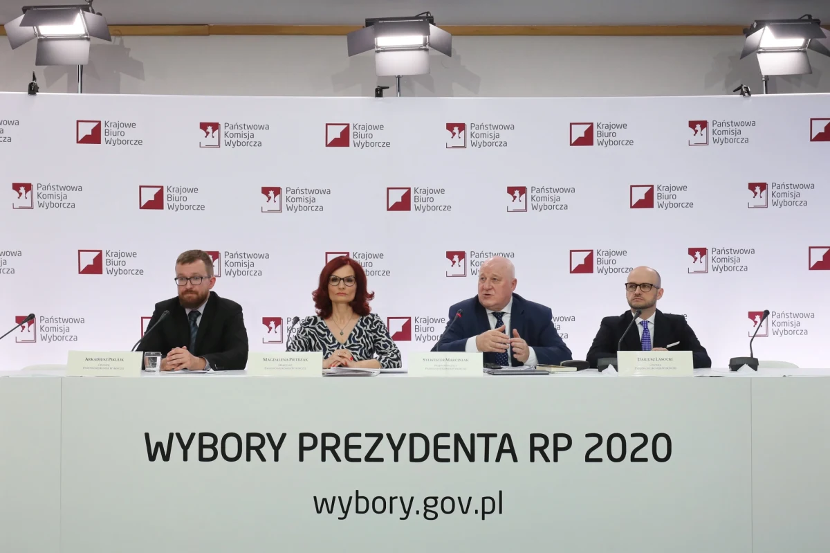 Frekwencja w II turze wyborów prezydenckich na godz. 12 wyniosła 24,73 proc. osób uprawnionych do udziału w tych wyborach - powiedział przewodniczący Państwowej Komisji Wyborcza Sylwester Marciniak. Państwowa Komisja Wyborcza podała informację
na podstawie danych otrzymanych od ponad 25 tysięcy 400 obwodowych komisji wyborczych. 

