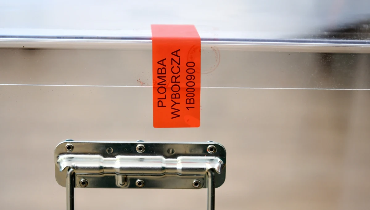 Powyborczy poranek w RMF FM, to dwie rozmowy Roberta Mazurka z politykami - po jednym z każdej ze stron. „Pomimo tej całej próby odebrania radości przez sondażownię ja postanowiłem się cieszyć już wczoraj, nie oglądając się na komunikaty sondażowi” – mówił Joachim Brudziński w Porannej rozmowie w RMF FM. „Zawsze porażka nie jest przyjemna” – komentował doniesienia PKW o cząstkowych wynikach wyborów Grzegorz Schetyna na antenie RMF FM. 