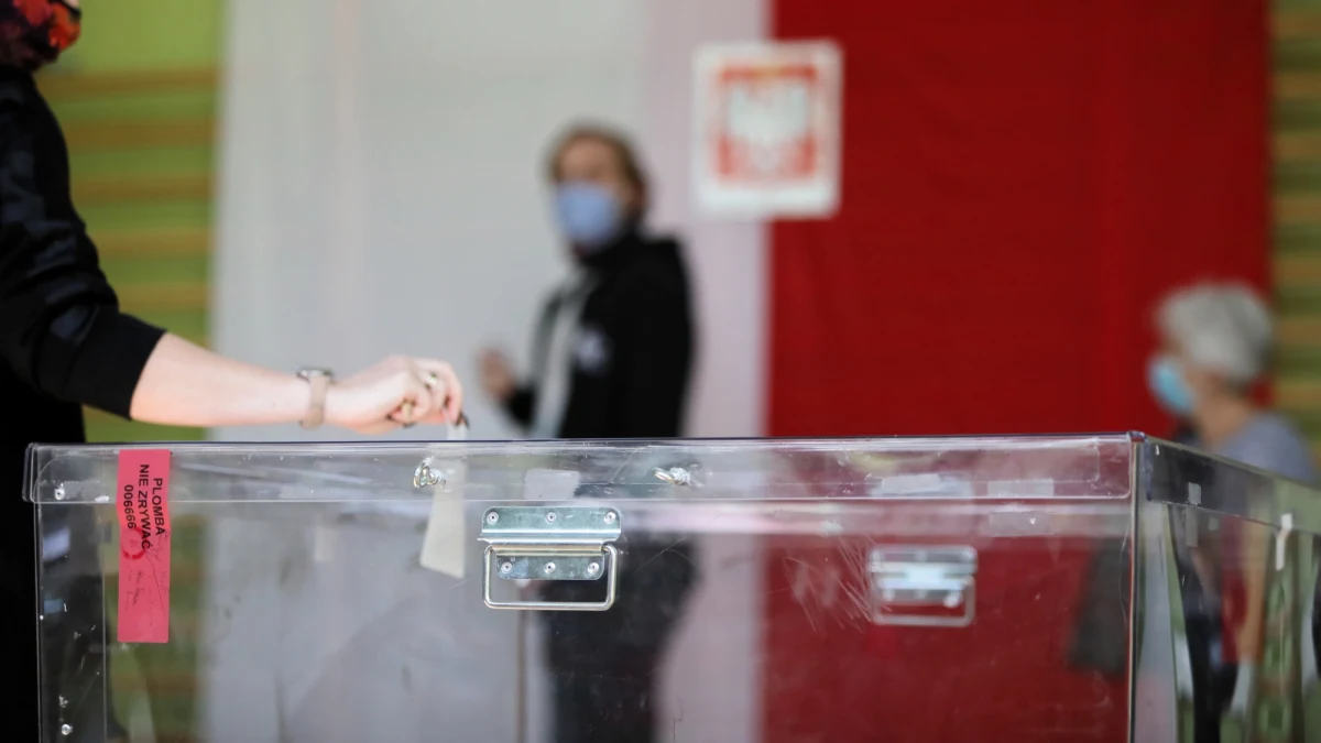 Na godz. 17 frekwencja w II turze wyborów prezydenckich wyniosła 52,1 proc. proc. osób uprawnionych do głosowania – podała Państwowa Komisja Wyborcza. 