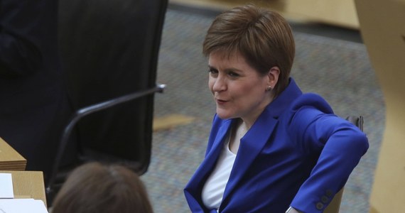 ​Szefowa szkockiego rządu Nicola Sturgeon powiedziała w niedzielę, że nie wyklucza wprowadzenia kwarantanny dla przyjeżdżających z pozostałych części Zjednoczonego Królestwa.