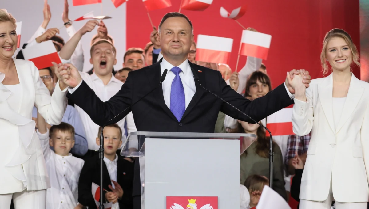 Andrzej Duda zaprosił Rafała Trzaskowskiego wraz z małżonką na spotkanie jeszcze w wyborczy wieczór w Pałacu Prezydenckim. "Żebyśmy sobie podali rękę i żeby ten uścisk dłoni zakończył tą kampanię" - wyjaśnił. Trzaskowski za zaproszenie podziękował, oceniając, że to "dobry pomysł". Dodał jednak, że "najodpowiedniejszym momentem wydaje się czas zaraz po ogłoszeniu wyników wyborów przez PKW".
