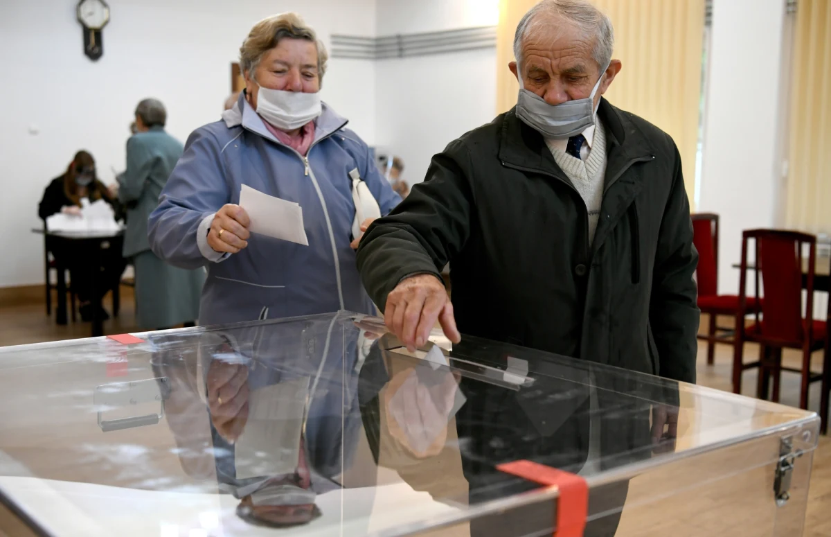 Rafał Trzaskowski wygrał z Andrzejem Dudą wśród wyborców do 49. roku życia - wynika z sondażu Ipsos dla TVP, TVN i Polsatu. Urzędujący prezydent największą przewagę nad kandydatem KO uzyskał wśród osób powyżej 50. roku życia - poparła go ponad połowa wyborców.